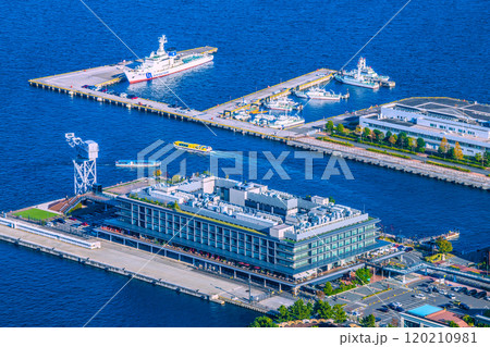 日本の横浜都市景観 水上バスや新港ふ頭客船ターミナル・横浜ハンマーヘッドなどを望む=13日 日本の横浜都市景観 水上バスや新港ふ頭客船ターミナル・横浜ハンマーヘッドなどを望む=13日 120210981