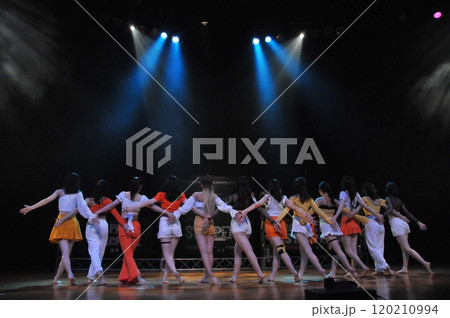 キッズダンスステージバックフォーメンション 120210994