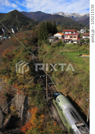 冠雪した谷川岳と紅葉が美しい秋晴れの上越線走り去るE001系「四季島」_2024/11/10撮影 120211530