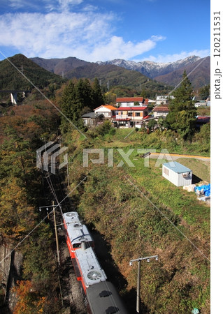 冠雪した谷川岳と紅葉が美しい秋晴れの上越線走り去る快速ぐんまfin4号_2024/11/10撮影 120211531