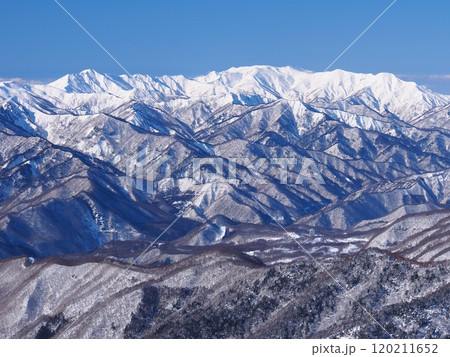冬の上州武尊山から望む巻機山 120211652