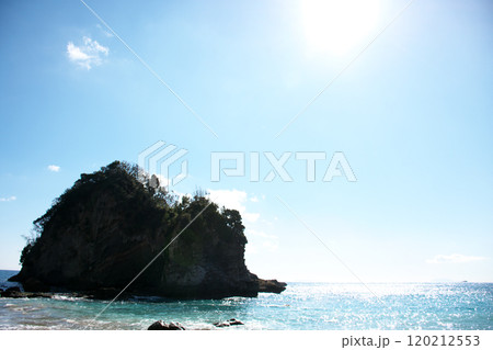 巨岩と青い海と空 巨岩と青い海と空 120212553