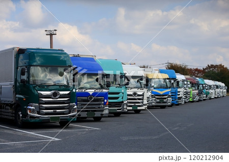 並んだトラック 並んだトラック 120212904