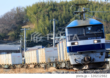 予讃線を走る貨物列車（JR貨物　EF210形） 120212982