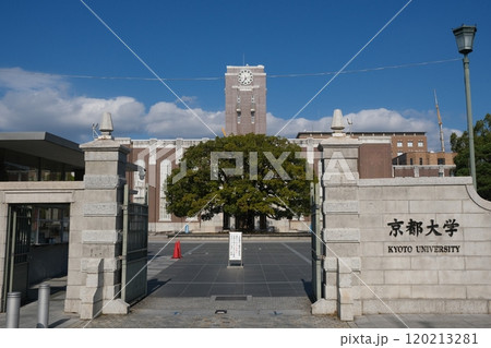 京都大学の正門前 120213281