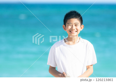 沖縄イメージ（笑顔の地元少年） 120213861
