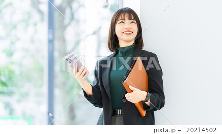 スマホを持つ若い女性・ビジネスウーマン スマホを持つ若い女性・ビジネスウーマン 120214502