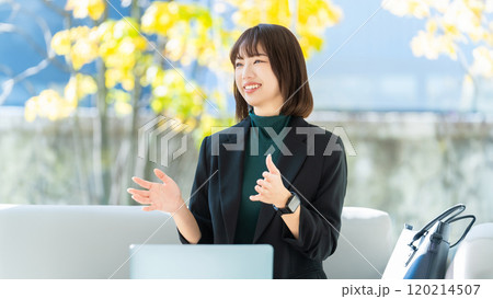 笑顔で話す若い女性・ビジネスウーマン 120214507