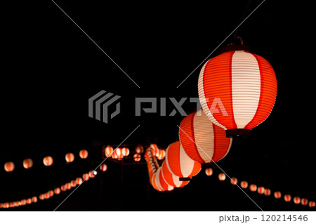 右手前から左手奥の櫓へと連なる盆踊りの提燈 120214546