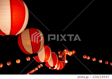 左手前から右手奥の櫓へと連なる盆踊りの提燈 左手前から右手奥の櫓へと連なる盆踊りの提燈 120214547