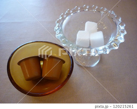 コーヒー用のミルクと砂糖 120215261