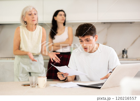 Mom and wife scold her husband for playing computer games 120216557