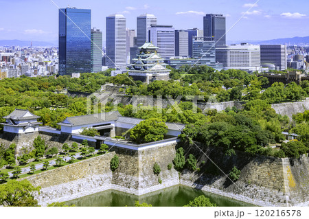 大阪城天守閣と立ち並ぶ高層ビル群(大阪府大阪市) 大阪城天守閣と立ち並ぶ高層ビル群(大阪府大阪市) 120216578