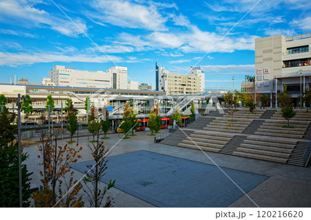 宇都宮駅東口交流広場　ライトラインと青空　宮みらいライトヒル 120216620