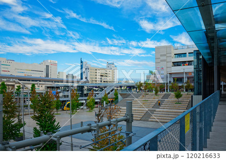 宇都宮駅東口交流広場　ライトラインと青空　宮みらいライトヒル 120216633