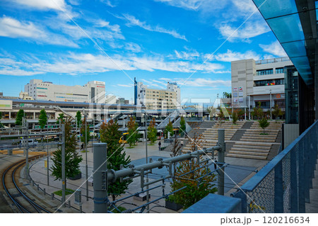宇都宮駅東口交流広場　ライトラインと青空　宮みらいライトヒル 120216634