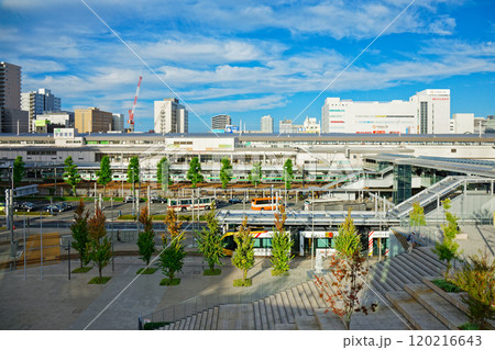 宇都宮駅東口交流広場　ライトラインと青空　宮みらいライトヒル 120216643