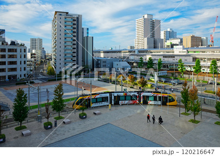 宇都宮駅東口交流広場　ライトラインと青空　宮みらいライトヒル 120216647