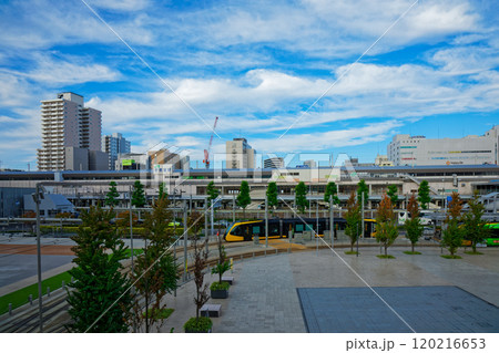 宇都宮駅東口交流広場　ライトラインと青空　宮みらいライトヒル 120216653