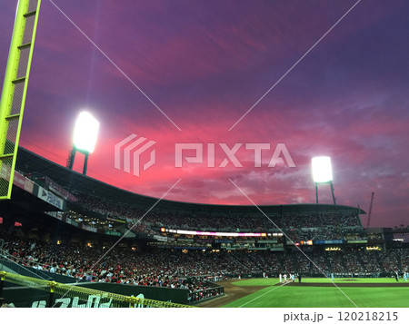 夕焼け空が映えるナイター開催中のマツダスタジアム広島 120218215
