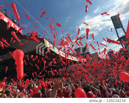 ジェット風船が青空を舞うマツダスタジアム広島のラッキーセブン・ストレッチ 120218216