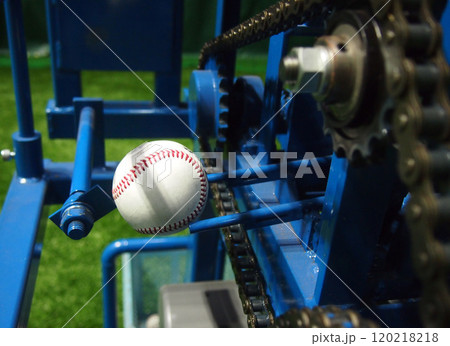 マツダスタジアム広島・屋内練習場のバッティングマシーンにセットされた硬式ボール マツダスタジアム広島・屋内練習場のバッティングマシーンにセットされた硬式ボール 120218218