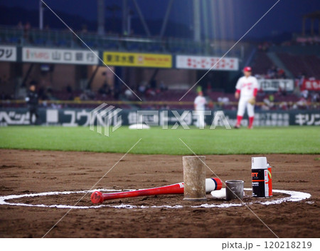 マツダスタジアム広島のネクストバッターズサークルに置かれたマスコットバット マツダスタジアム広島のネクストバッターズサークルに置かれたマスコットバット 120218219