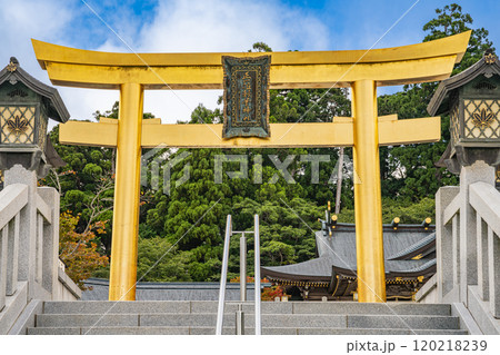 浜松市にある秋葉山本宮秋葉神社上社の青空に映える幸福の鳥居のある風景(静岡県) 浜松市にある秋葉山本宮秋葉神社上社の青空に映える幸福の鳥居のある風景(静岡県) 120218239
