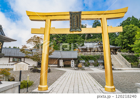 浜松市にある秋葉山本宮秋葉神社上社の青空に映える幸福の鳥居のある風景(静岡県) 120218240