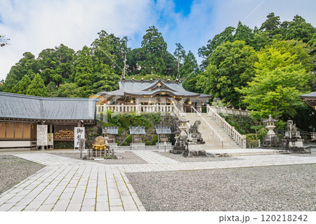 浜松市にある秋葉山本宮秋葉神社上社の新緑に包まれた境内の風景(静岡県) 浜松市にある秋葉山本宮秋葉神社上社の新緑に包まれた境内の風景(静岡県) 120218242