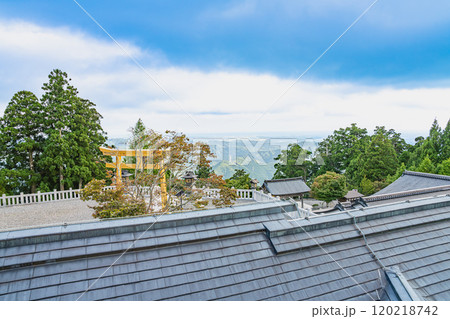 浜松市にある秋葉山本宮秋葉神社上社の高台から見た青空と雲と幸福の鳥居のある風景(静岡県) 120218742