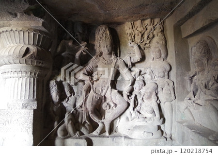 インド　世界遺産エローラ石窟群 120218754