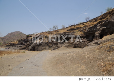 インド　世界遺産エローラ石窟群 120218775