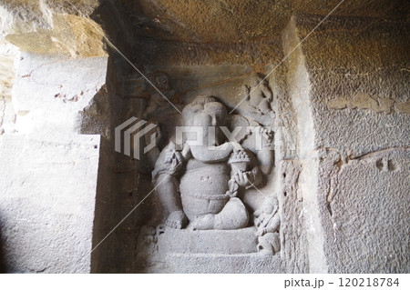 インド　世界遺産エローラ石窟群 120218784