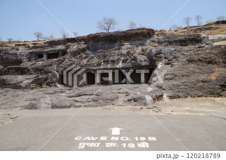 インド　世界遺産エローラ石窟群 120218789