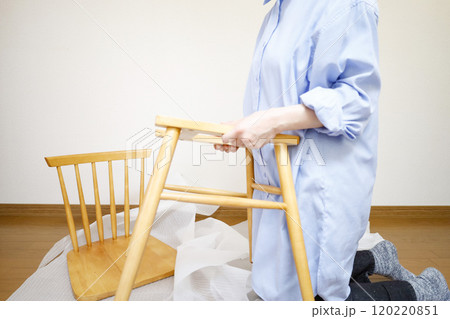 通販で購入した椅子を開封する女性 120220851