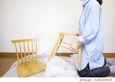通販で購入した椅子を開封する女性 120220853