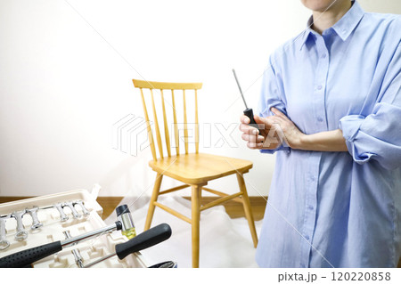 椅子を組み立てる女性　DIYのイメージ 120220858