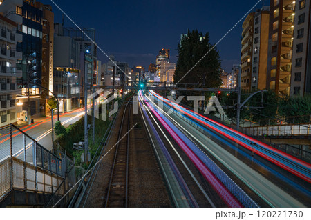 夜の歩道橋から見た東京の夜景 120221730