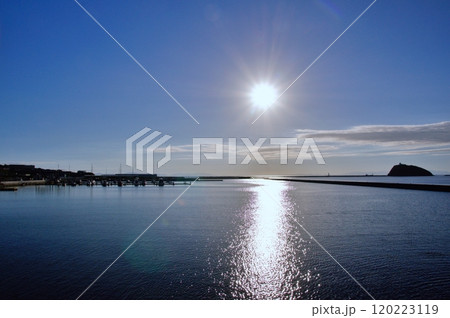 室蘭市 絵鞆臨海公園から望む海と太陽 室蘭市 絵鞆臨海公園から望む海と太陽 120223119