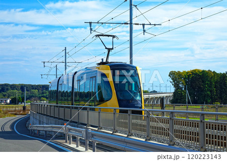 芳賀・宇都宮LRT　ライトラインと田園風景 120223143