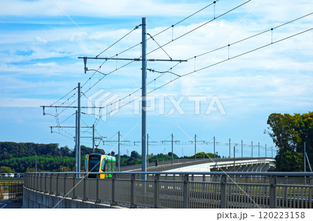 芳賀・宇都宮LRT　ライトラインと田園風景 120223158