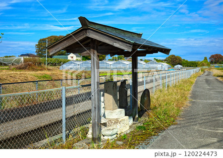 阿久戸の石仏・碑塔群 芳賀・宇都宮LRT沿線沿い 平石中央小学校前駅近く 阿久戸の石仏・碑塔群 芳賀・宇都宮LRT沿線沿い 平石中央小学校前駅近く 120224473