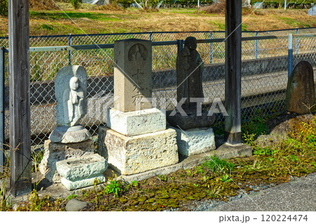 阿久戸の石仏・碑塔群　芳賀・宇都宮LRT沿線沿い　平石中央小学校前駅近く 120224474