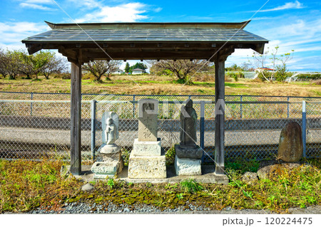 阿久戸の石仏・碑塔群 芳賀・宇都宮LRT沿線沿い 平石中央小学校前駅近く 阿久戸の石仏・碑塔群 芳賀・宇都宮LRT沿線沿い 平石中央小学校前駅近く 120224475