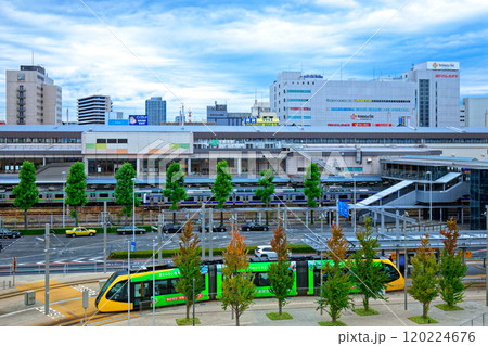 ライトラインと青空　宇都宮駅東口　宇都宮駅東口交流広場 120224676