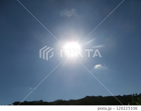 輝く太陽・照り付ける太陽・まぶしい太陽(快晴の空) 輝く太陽・照り付ける太陽・まぶしい太陽(快晴の空) 120225336