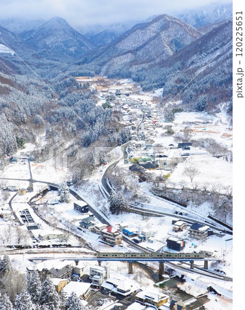冬の山寺の見事な冬景色と電車 冬の山寺の見事な冬景色と電車 120225651