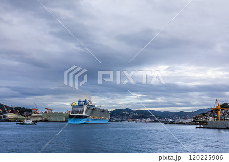 長崎港客船入港（Spectrum of the Seas）女神大橋下から【長崎市】 120225906