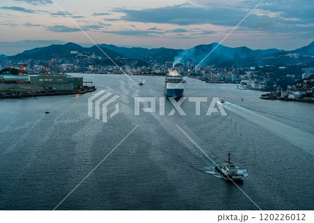 長崎港客船出港（Spectrum of the Seas）女神大橋からの夕景【長崎市】 120226012